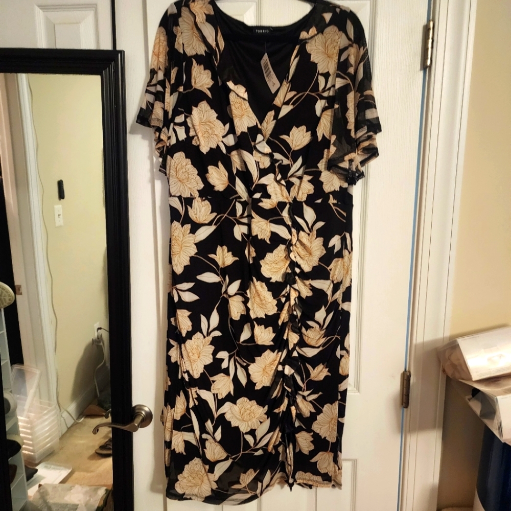 Nwt Torrid 18W-20W floral mesh surplice ss dress with ruffle down front
